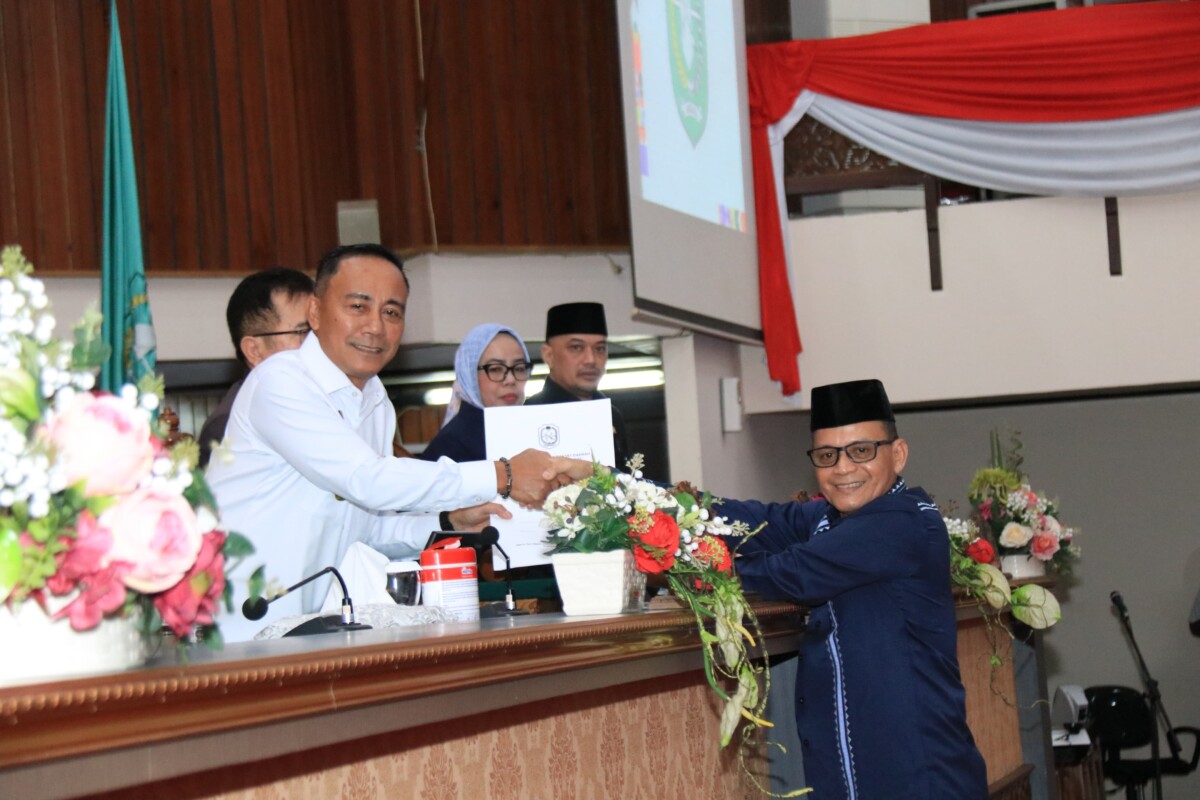 Wakil Gubernur Kalimantan Barat, Krisantus Kurniawan, bersama Ketua Komisi I DPRD Kalbar, Rasmidi, dalam rapat paripurna pada Rabu (17/09/2025).