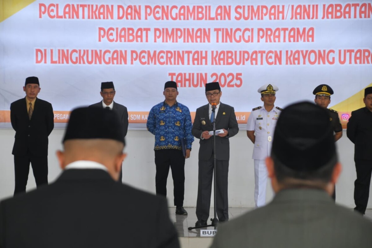 Bupati Kayong Utara, Romi Wijaya resmi melantik 10 Pejabat Pimpinan Tinggi Pratama di Lingkungan Pemerintah Kabupaten Kayong Utara.