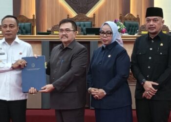 Wakil Gubernur Kalimantan Barat, Krisantus Kurniawan dan ketua DPRD Kalbar Aloysius dalam rapat paripurna terkait usulan komisi 1 DPRD Kalbar terhadap 3 DOB baru Kabupaten Ketapang di Gedung DPRD Kalbar. Rabu (17/09/2025). Foto : Deny Wahyu Hendrata.