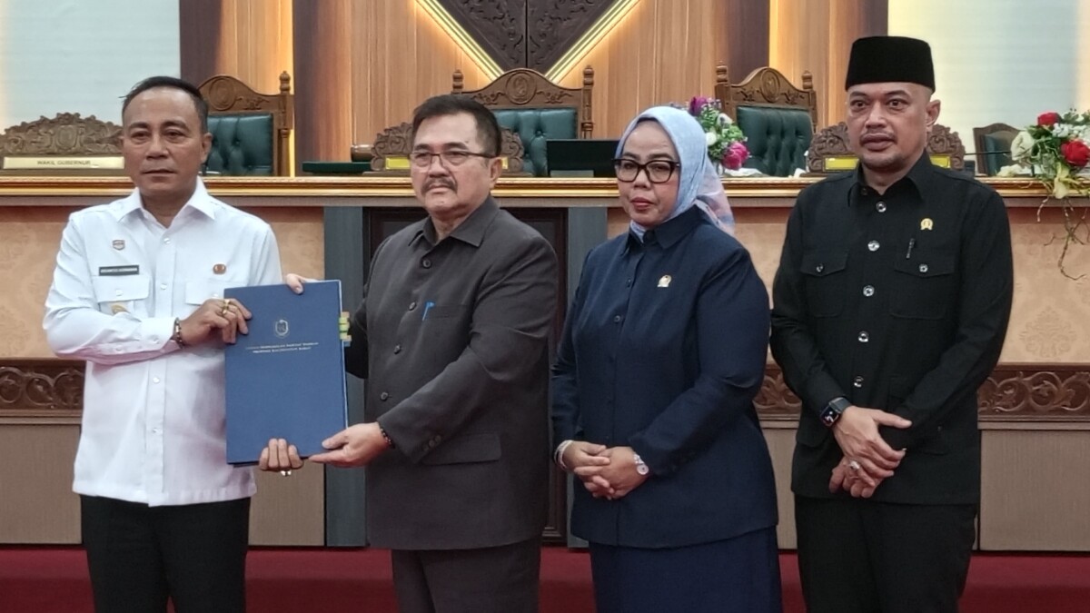 Wakil Gubernur Kalimantan Barat, Krisantus Kurniawan dan ketua DPRD Kalbar Aloysius dalam rapat paripurna terkait usulan komisi 1 DPRD Kalbar terhadap 3 DOB baru Kabupaten Ketapang di Gedung DPRD Kalbar. Rabu (17/09/2025). Foto : Deny Wahyu Hendrata.