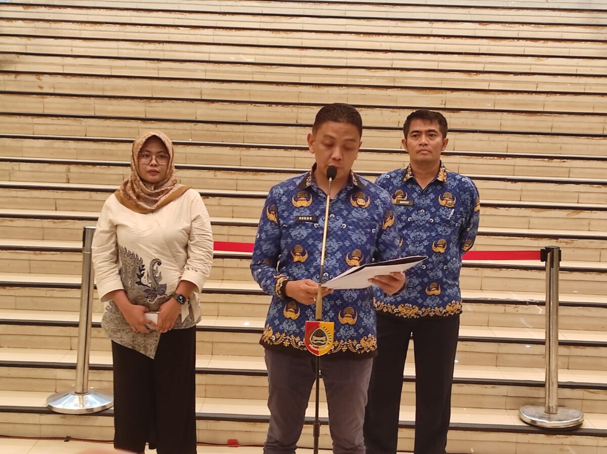 Plt Kadiskominfo Kabupaten Jember Regar Jeane Delaen Nangka mewakili Bupati Fawait menyampaikan progres pembangunan tujuh bulan pertama pemerintahan Fawait-Djoko (foto: Sigit Priyono/Jurnalis.co.id)