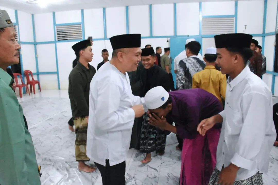Sekda dan Ketua LPTQ Kubu Raya, Yusran Anizam support kafilah Kabupaten Kubu Raya untuk berlaga pada MTQ XXXIII tingkat Provinsi Kalimantan Barat di Kapuas Hulu, Rabu (17/9/2025).