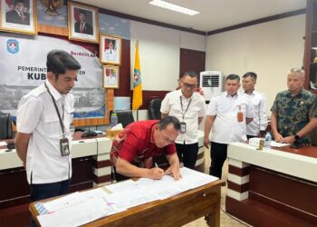 Sujiwo saat penandatanganan berita acara serah terima barang milik negara di Kantor Bupati Kubu Raya, Kamis (18/9/2025).