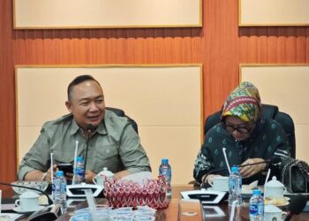 Bupati Ketapang, Alexander Wilyo menyambut tim perwakilan BPK RI. Foto: Prokopim.