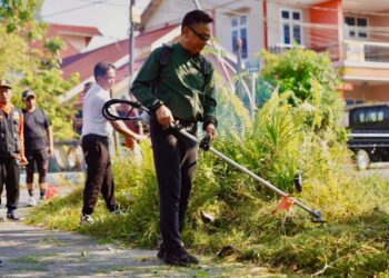 Aksi gotong royong warga yang membersihkan lingkungan beberapa waktu lalu.