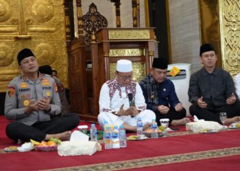Gubernur Kalbar Ria Norsan dan Kapolda Kalbar Irjen Pol. Pipit Rismanto dan Ustadz Das’ad Latif dalam acara peringatan Maulid Nabi Muhammad SAW 1447 H/2025 M di Masjid An-Nur Mapolda Kalbar pada Jumat (19/9/2025).