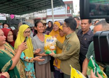 Pemkab Sambas menggelar Pasar Murah Beras Kemasan 5 Kg di Terminal Pasar Pemangkat, Jumat (19/9/2025).