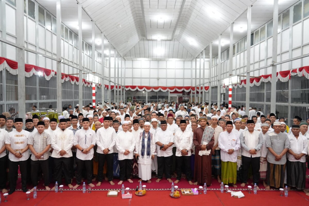 Gubernur Kalbar, Ria Norsan, mendampingi Ustadz Das’ad Latif, saat memberikan ceramah (tausiyah) kepada para warga binaan di Lembaga Pemasyarakatan (Lapas) Kelas IIA Pontianak, Jumat (19/09/2025).