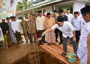 Bupati Kubu Raya Sujiwo meletakkan batu pertama pembangunan Masjid Al-Istiqomah di Desa Kuala Ambawang, Kecamatan Sungai Ambawang, Sabtu (20/9/2025).