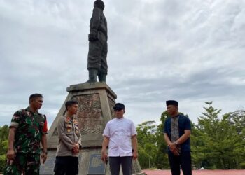 Sujiwo saat meninjau perkembangan penataan Tugu Alianyang, Sabtu (20/9/2025).