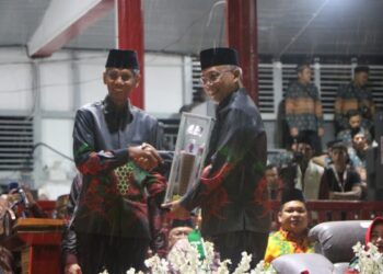 Ketua LPTQ Provinsi Kalbar Andi Musa menyerahkan trofi kepada Sekretaris Daerah Kota Pontianak Amirullah.