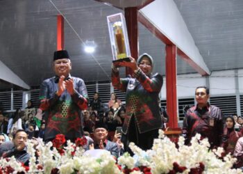 Sekretaris Daerah Provinsi Kalimantan Barat, Harisson, menyerahkan piala kepada Bupati Mempawah, Erlina Norsan karena Mempawah kembali raih juara umum MTQ XXXIII di Stadion Uncak Kapuas, Kabupaten Kapuas Hulu, Sabtu Malam (20/9/2025).
