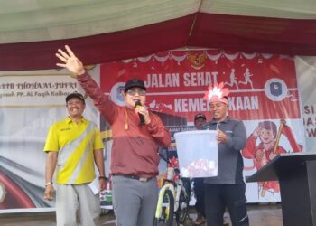 Sujiwo lepas jalan sehat di puncak perayaan HUT ke-23 Desa Teluk Kapuas, Kecamatan Sungai Raya, berlangsung meriah pada Minggu (21/9/2025).