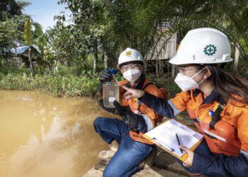 Tim Health, Safety and Environment (HSE) saat melakukan pengecekan mutu air. Foto: Istimewa.