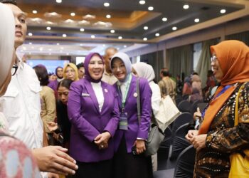 Ketua Tim Pembina Posyandu Pontianak, Yanieta Arbiastutie bersama Ibu Ny Tri Tito Karnavian pada pembukaan Rakernas Posyandu tahun 2025