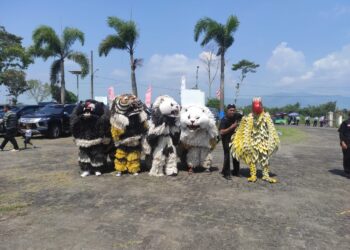 Kesenian Can Macanan Kaduk sambut calon penumpang pesawat Fly Jaya, penerbangan reguler perdana Jakarta-Jember PP (foto: Sigit Priyono/Jurnalis.co.id)