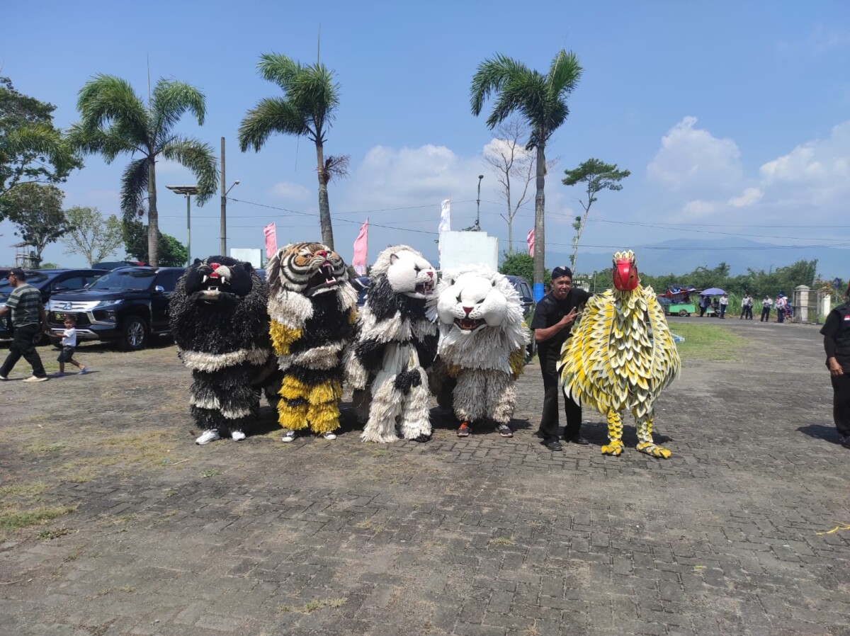 Kesenian Can Macanan Kaduk sambut calon penumpang pesawat Fly Jaya, penerbangan reguler perdana Jakarta-Jember PP (foto: Sigit Priyono/Jurnalis.co.id)