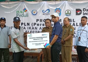 Asisten Manager Keuangan, Perizinan, Pertanahan dan Umum PT PLN (Persero) UIP Kalbagbar, Tigor Youlandert saat secara simbolis memberikan program pengembangan Aquaculture bantuan budidaya ikan nila dan lele kepada Ketua Kelompok Tani Tunas Jaya, Rustayim, Selasa (23/09/2025). Foto : Deny Wahyu Hendrata.