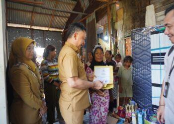 Wali Kota Pontianak Edi Rusdi Kamtono menyerahkan dokumen kependudukan kepada Norma.