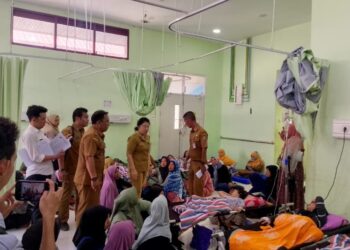 Belasan siswa SDN 12 Benua Kayong yang dirawat di RSUD Agoesdjam Ketapang, Selasa (23/09). Foto: Jurnalis.co.id / Abdul.