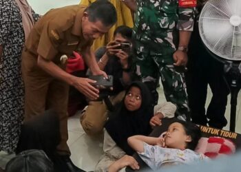 Wabup Jamhuri saat melihat kondisi korban di RSUD. Foto: Istimewa.