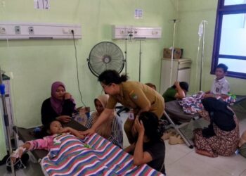 Plt Direktur RSUD Ketapang, Feria Kowira meninjau langsung kondisi korban. Foto: JURNALIS.co.id