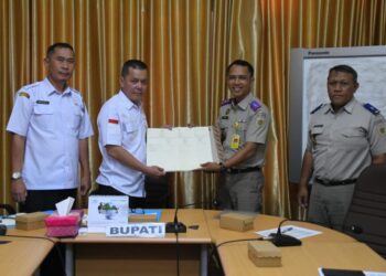 Bupati Kayong Utara, Romi Wijaya, menerima Penyerahan Sertipikat Sekolah Rakyat dari Badan Pertanahan Nasional (BPN) Kabupaten Kayong Utara, di Ruang Rapat Bupati, Sukadana, Rabu (24/9/2025). Foto (Porkopim)