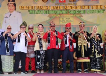 Wakil Gubernur Kalimantan Barat, Krisantus Kurniawan, saat membuka Festival Budaya Paradje’ Pesaka Negeri XVII Tahun 2025 di Halaman Keraton Surya Negara Sanggau, Rabu (24/9/2025).