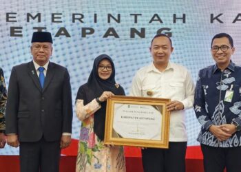 Bupati Ketapang, Alexander Wilyo saat menerima piagam atas predikat pertama Paritrana Award. Foto: Prokopim.