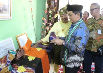 Wakil Wali Kota Pontianak Bahasan melihat produk-produk kerajinan Kampung Tanjak.