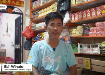 Edi Winata, pemilik Toko Sembako Usaha Jaya penerima program Kredit Usaha Rakyat (KUR) dari Bank Kalbar.