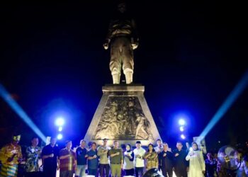 Bupati Kubu Raya Sujiwo meresmikan kawasan Tugu Mayor Alianyang di Kecamatan Sungai Ambawang sebagai ruang publik baru, Jumat (26/9/2025) malam.