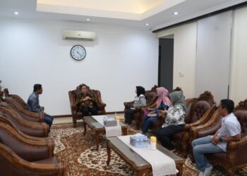 Gubernur Kalbar, Ria Norsan, memanggil Kepala BGN Regional Kalbar, Agus Kurniawi untuk mengetahui secara detail permasalahan yang terjadi, dimana pertemuan tersebut berlangsung di Pendopo Gubernur Kalbar, pada Sabtu (27/92025).