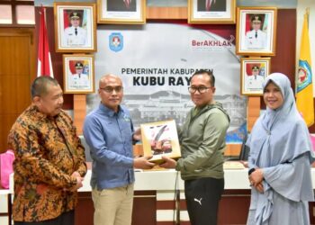 Bupati Kubu Raya Sujiwo menerima kunjungan Pengerusi Pasar Tani Farma Negeri Sarawak beserta rombongan di Kantor Bupati Kubu Raya, Sabtu (27/9/2025).