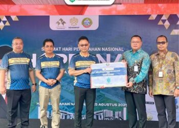 Direktur Utama Bank Kalbar, Rokidi, turut hadir mendampingi pemerintah kota dalam penyerahan bantuan bedah rumah dan bedah WC di Rusunawa Harapan Jaya, Selasa (2/9/2025).
