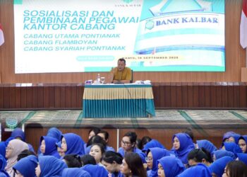 Direktur Utama Bank Kalbar, Rokidi, melaksanakan kegiatan sosialisasi dan pengarahan langsung kepada pegawai di tiga kantor cabang Pontianak: Cabang Utama, Cabang Flamboyan, dan Cabang Syariah, di Pontianak, Kamis 18 September 2025.