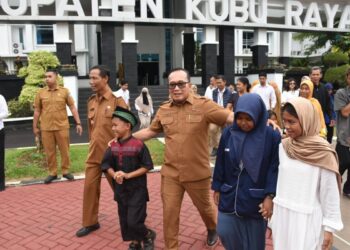 Bupati Kubu Raya Sujiwo lepas 12 siswa Sekolah Rakyat Kubu Raya yang akan melanjutkan pendidikan di Sekolah Rakyat Perintis Provinsi Kalimantan Barat, Balai Latihan Kerja Industri Kalbar, Pontianak, Senin (29/9/2025).