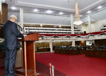 Sekretaris Daerah Kalbar Harisson mewakili Gubernur menyampaikan tanggapan Pemerintah Provinsi terhadap pemandangan umum fraksi-fraksi mengenai dua Raperda penting, yakni Raperda tentang Pemajuan Kebudayaan serta Raperda Perubahan Bentuk Hukum Perseroan Terbatas Penjaminan Kredit Daerah menjadi Perusahaan Perseroan Daerah Penjaminan Kredit Daerah Kalbar, pada Rapat Paripurna DPRD Kalimantan Barat, Senin (29/9/2025).