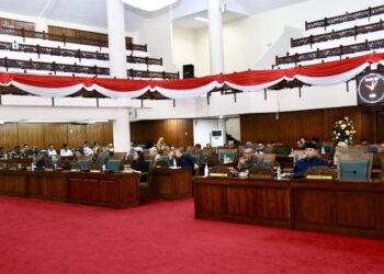 DPRD Kalimantan Barat menggelar Rapat Paripurna dengan agenda penetapan Program Pembentukan Peraturan Daerah (Propemperda) Tahun 2026. Kegiatan ini berlangsung di Ruang Balairungsari, Kantor DPRD Kalbar, Senin (29/9/2025).