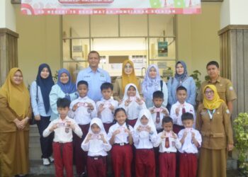 Penyerahan KIA kepada siswa-siswi SDN 15 Kecamatan Pontianak Selatan menjadi wujud sinergitas Disdukcapil bersama Kejati dan Kejari dalam memenuhi hak anak memiliki dokumen kependudukan.