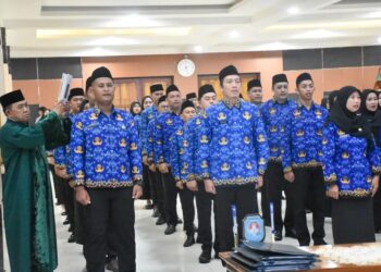 Bupati Kubu Raya Sujiwo lantik 42 Pegawai Pemerintah dengan Perjanjian Kerja (PPPK) Tahap II di lingkungan Pemerintah Kabupaten Kubu Raya di Aula Praja Utama Kantor Bupati Kubu Raya, Selasa (30/9/2025).