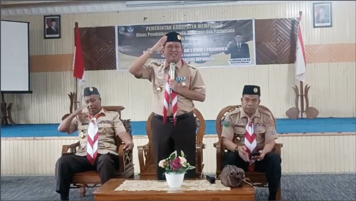 Ketua Kwarcab Kabupaten Mempawah saat memberikan pengarahan pada kegiatan KMD Gerakan Pramuka Kabupaten Mempawah di Gedung PGRI Mempawah
