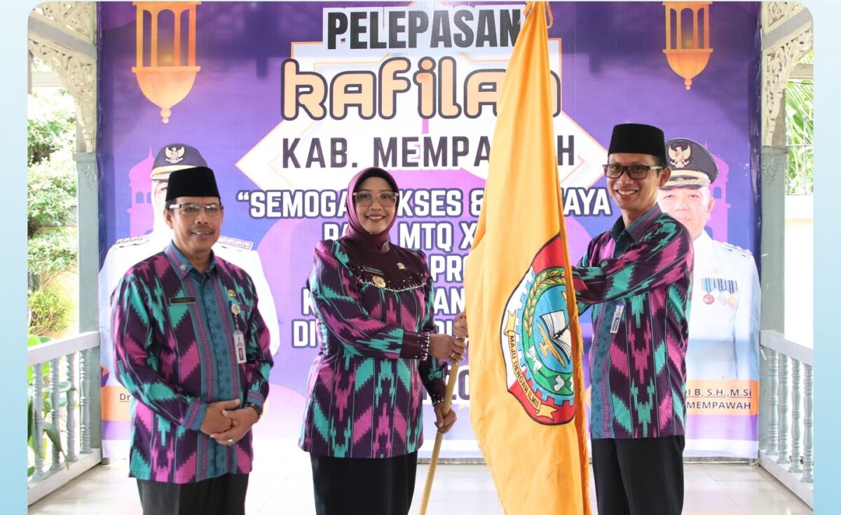 Bupati Mempawah, Erlina, didampingi Ketua LPTQ Kabupaten Mempawah, Ismail, yang juga Setda Kabupaten Mempawah, melepas Kafilah Kabupaten Mempawah untuk mengikuti MTQ  XXXIII Tingkat Provinsi Kalimantan Barat di Kabupaten Kapuas Hulu. (Foto. Prokopim)