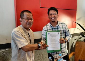 Ketua Prodi KPI STAI Al-Haudl Ketapang dan Ketua AJK berjabat tangan usai menandatangani MoU, Kamis (25/09/2025). [Abdul Salim / JURNALIS.co.id]