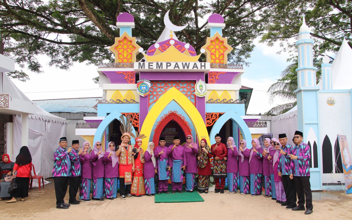 Wakil Bupati Mempawah Juli Suryadi, Ketua TP PKK Kabupaten Mempawah Rosnilawati, Sekretaris Daerah Ismail yang juga selaku Ketua LPTQ Kabupaten Mempawah, serta sejumlah kepala OPD di lingkungan Pemkab Mempawah. (Foto. Prokopim Mempawah)