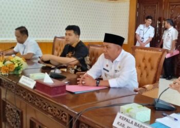 Rapat Koordinasi Pembahasan Proyek Strategis Daerah Kabupaten Mempawah Tahun 2025 di Aula Junjung Titah Kantor Bupati Mempawah. (Foto, Prokopim)