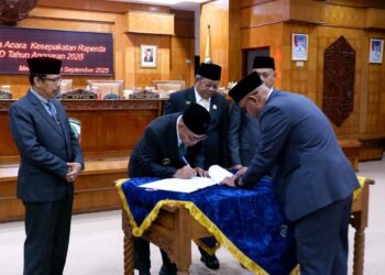 Penandatanganan berita acara Perubahan Raperda APBD 2025 oleh Wakil Bupati Mempawah, Juli Suryadi (Foto, Prokopim)