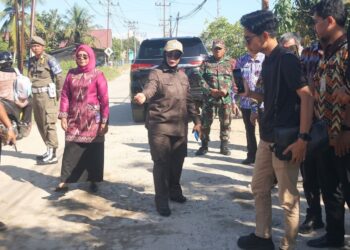 Bupati Mempawah, Erlina, meninjau kerusakan jalan di Jalan Adi Wijaya, Desa Antibar, Kecamatan Mempawah Timur