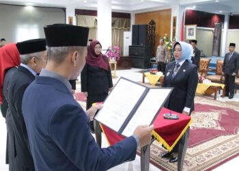 Bupati Mempawah, Erlina, saat pengambilan sumpah dan janji pelantikan pejabat tinggi pratama di lingkungan Pemerintah Kabupaten Mempawah, di Balairung Setia, Kantor Bupati Mempawah. (Foto, Prokopim)