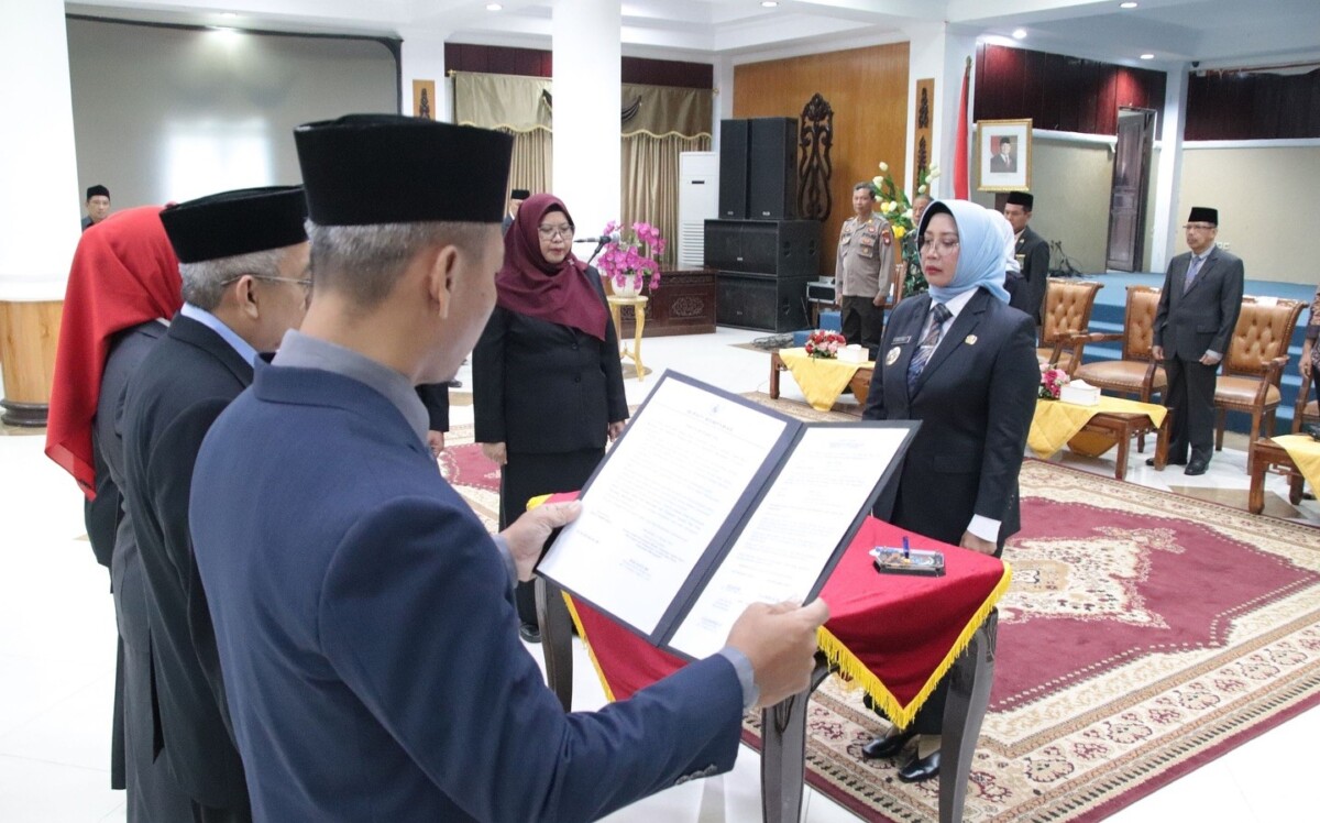 Bupati Mempawah, Erlina, saat pengambilan sumpah dan janji pelantikan pejabat tinggi pratama di lingkungan Pemerintah Kabupaten Mempawah, di Balairung Setia, Kantor Bupati Mempawah. (Foto, Prokopim)
